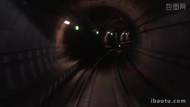 列车在<strong>黑暗</strong>的地下<strong>隧道</strong>中沿着弯曲的轨道行驶